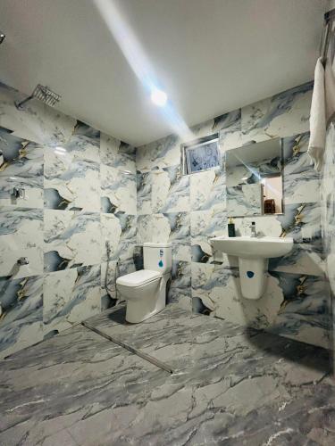 a bathroom with a toilet and a sink at Monaco Guest House in Devinuwara