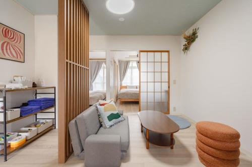 a living room with a couch and a table at Cozy Retreat LATTE in Yatomi 