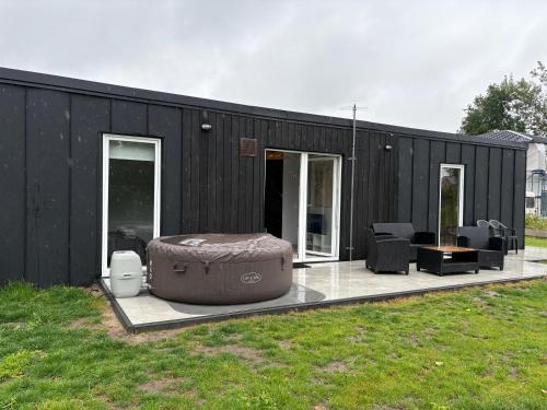 Domek nad Strugą przy stawach 10 km od Warszawy" Jacuzzi na zamówienie"