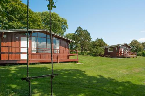 Κήπος έξω από το Timber Hill Self Catering Cedar Lodges