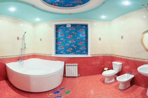 スタヴロポリにあるHotel VITAのバスルーム(大型バスタブ、トイレ2つ付)