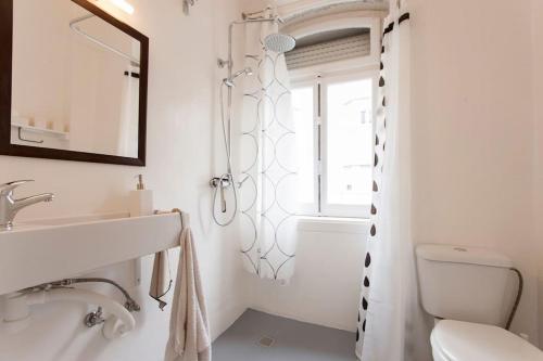 リスボンにあるArroios 100のバスルーム(洗面台、トイレ付)、窓が備わります。