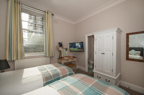 a bedroom with a bed and a window at The Royal Hotel and Bar in Lancaster