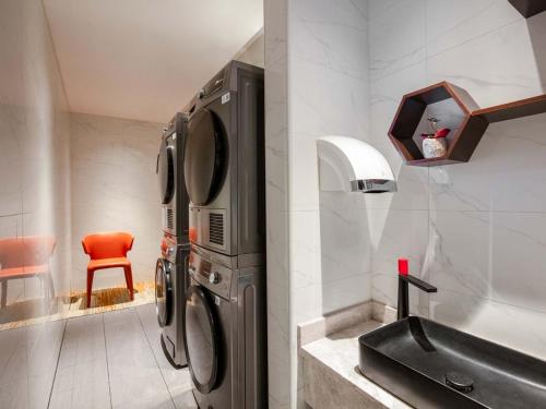 a kitchen with a washing machine and a sink at Yilan Yunjing Boutique Hotel in Beijing