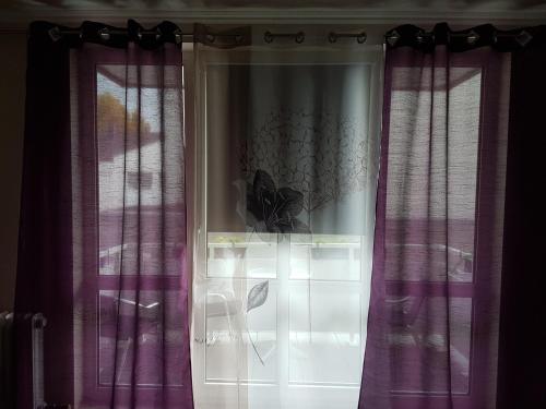 una ventana con cortinas moradas en una habitación en Apartment Koblenz naehe Altstadt, en Coblenza