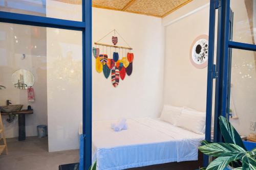 a room with a bed and a window at Tròn Homestay Vĩnh Hy in Vĩnh Hy