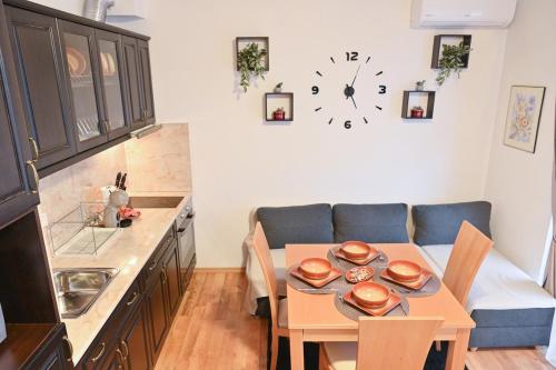 The Mountain Hug Studio 1 by SI Stay