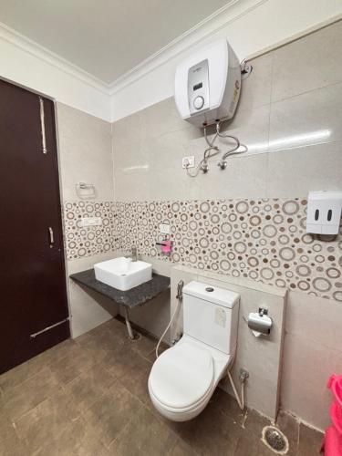 a bathroom with a toilet and a sink at Hotel Fortune Home Residency Near Spectrum Mall Sector 72 in Noida