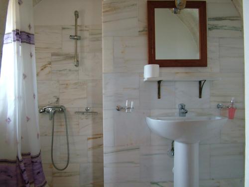 y baño con lavabo y ducha. en Lithochtisto, en Monemvasia