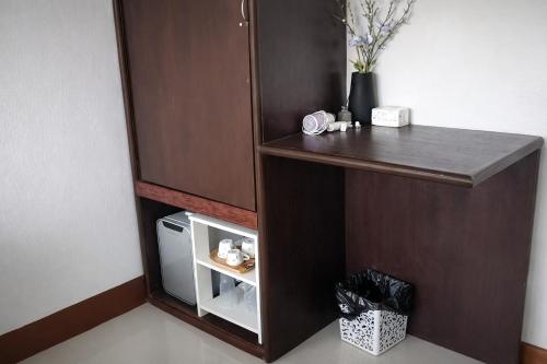 a small refrigerator with its door open in a room at B&T Hostel in Ban Pa Tung (7)