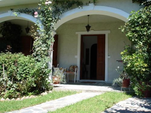 an entrance to a house with an archway and a door at Alexandros Apartments & Studios in Agios Gordios
