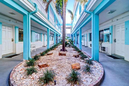 a courtyard with a palm tree in a building at Pass-A-Grille Beach Retreat Unit 8 in St. Pete Beach