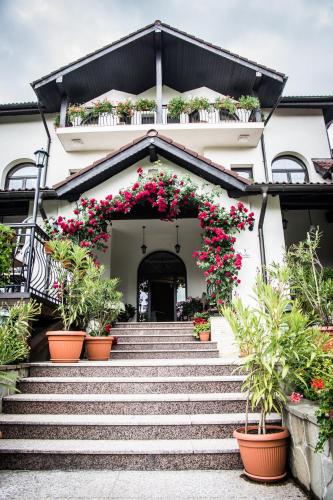 a building with flowers on the stairs at Casa Domneasca in Curtea de Argeş