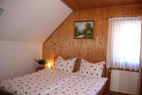 a bedroom with a bed and a window at Ferienhaus Riegler in Sankt Georgen bei Neumarkt
