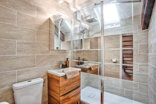 a bathroom with a toilet and a sink at La Cime - Duplex hypercentre, Wi-Fi & restaurant in Caen