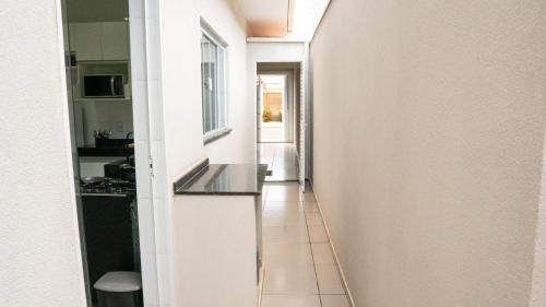 a hallway leading to a kitchen in a house at Jahu Center Casas Un 6 in Jaú