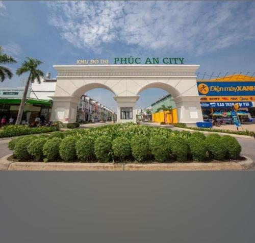 an entrance to a shopping mall with an arch at Long Homestay Phuc An in Ðức Hòa