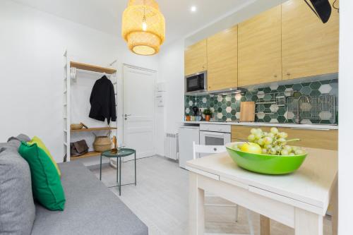 - une cuisine avec un bol de fruits sur une table dans l'établissement La Casa Madere- Centre ville prés gare - wifi -confort et cosy prés des transports en communs, à Nice