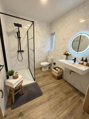 a bathroom with a shower and a sink and a toilet at Marina District in Pieta