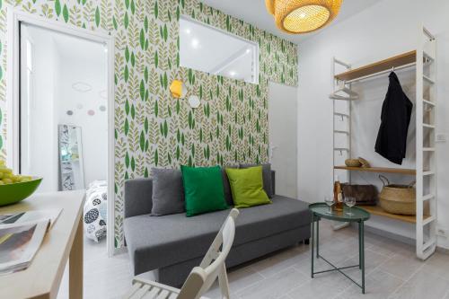 un salon avec un canapé et une table dans l'établissement La Casa Madere- Centre ville prés gare - wifi -confort et cosy prés des transports en communs, à Nice