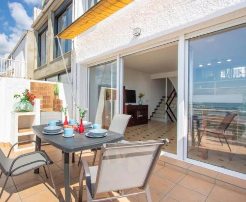 CASA FRENTE al MAR en Rosas, tranquilidad, Barbacoa, CÉNTRICA, fácil aparcamiento, WIFI, MUY amplia