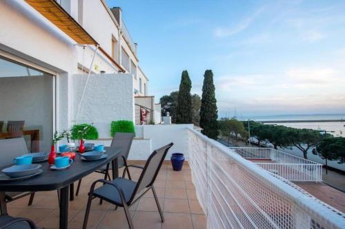 CASA FRENTE al MAR en Rosas, tranquilidad, Barbacoa, CÉNTRICA, fácil aparcamiento, WIFI, MUY amplia