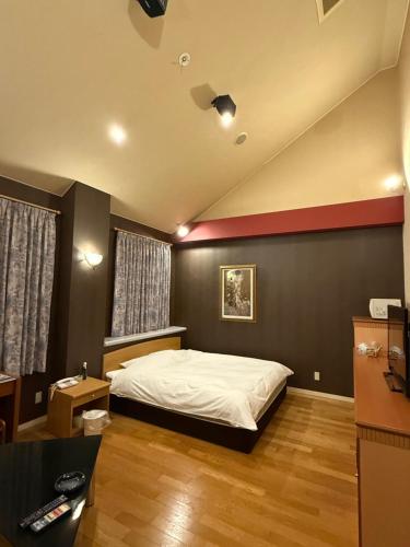 a bedroom with a large bed in a room at ホテルラブリー淡路島 in Sumoto