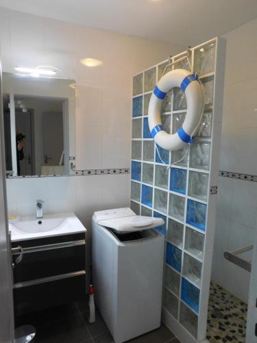 La salle de bains est pourvue d'un lavabo et d'un préservatif. dans l'établissement Appartement Regency, à Menton