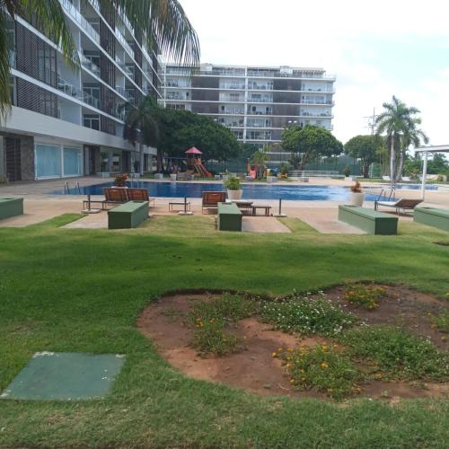 park z ławkami i basenem w budynku w obiekcie Atlantic Terraces w mieście Luanda