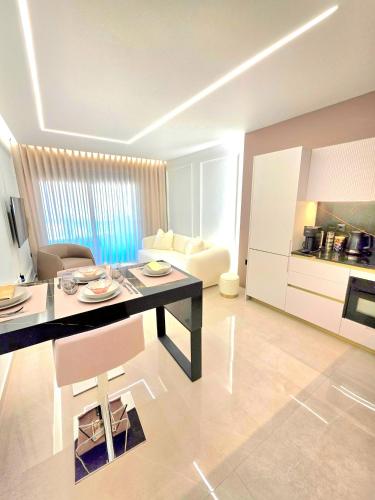 N K Suite - Design Boutique Stay with City view