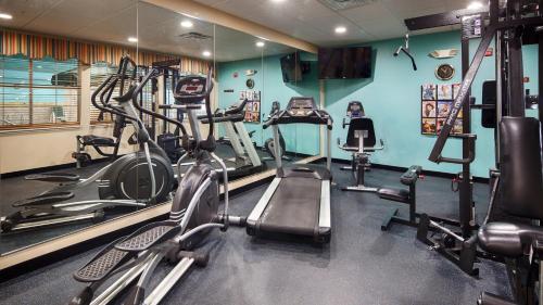 Pusat kecergasan dan/atau kemudahan kecergasan di Best Western Plus Monahans Inn and Suites