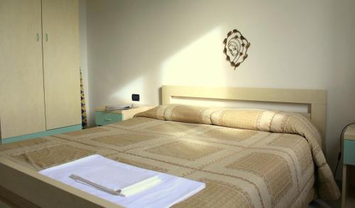 Un dormitorio con una cama con una bandeja encima. en Appartamenti Tra gli Ulivi, en Bardino Nuovo