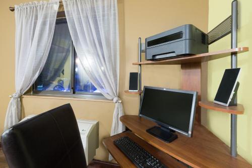 Una televisión o centro de entretenimiento en Econo Lodge Inn & Suites