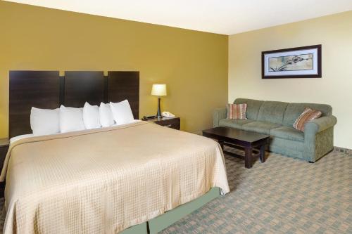 Econo Lodge Inn & Suites tesisinde bir oda