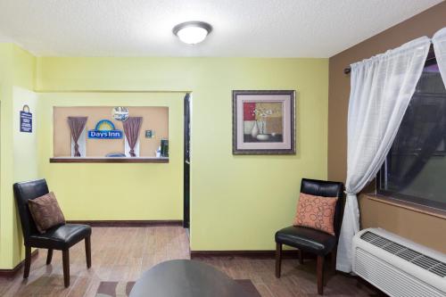 Un lugar para sentarse en Econo Lodge Inn & Suites