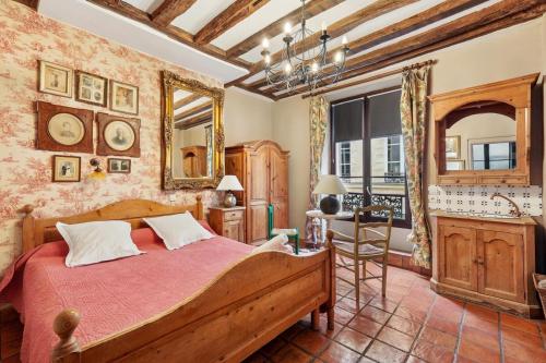 Llit o llits en una habitació de Hotel de Nesle