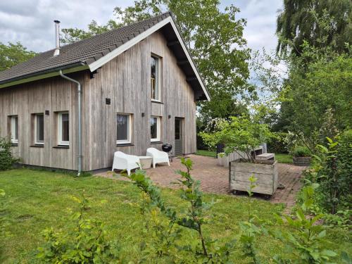 a barn style house with a courtyard at Recreatiewoning De NieuwenHof in Melderslo