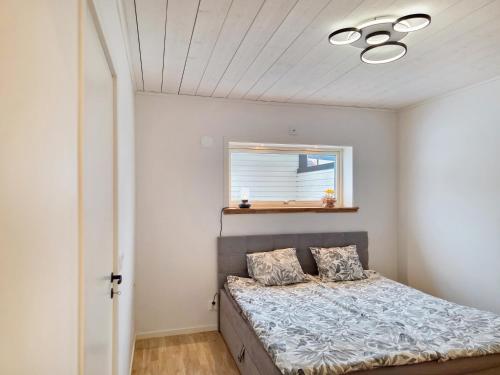 a bedroom with a bed and a window at Nybyggt hus med 3 sovrum, jacuzzi och närhet till strand in Bergkvara
