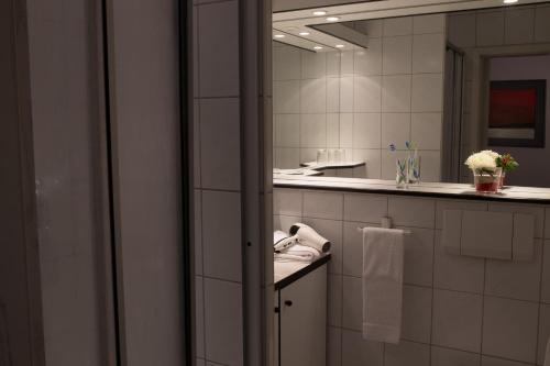 a bathroom with a sink and a mirror at Klosterkrug Marienmünster in Marienmünster