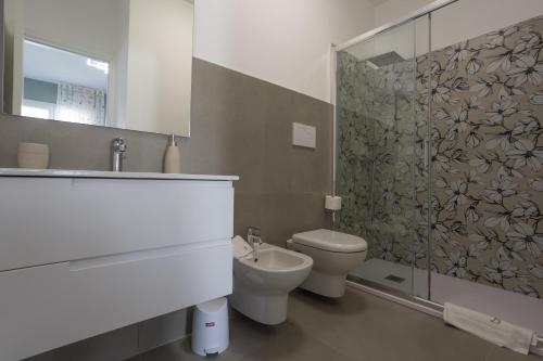 a bathroom with a toilet and a shower at Villa Nidea in Ragusa