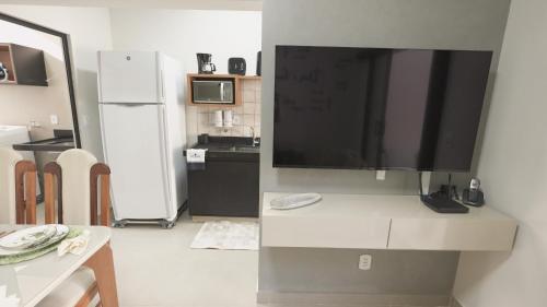 a kitchen with a flat screen tv on a counter at Jahu Center Casas Un 8 in Jaú
