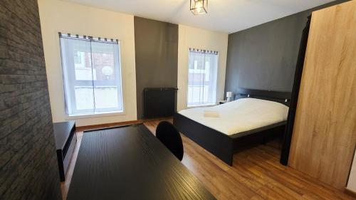 a small bedroom with a bed and a window at Le Petit Minck in Grand-Fort-Philippe