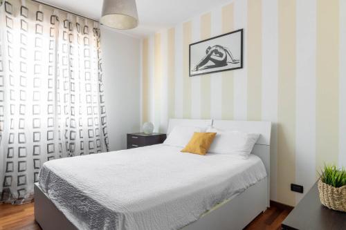 a bedroom with a white bed and a window at Ca Correr 326 in Cittadella