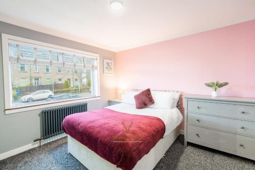 a bedroom with a bed and a window at Stag & Stay- Waterlillie - Contractor friendly, Fast WiFi in Port Glasgow