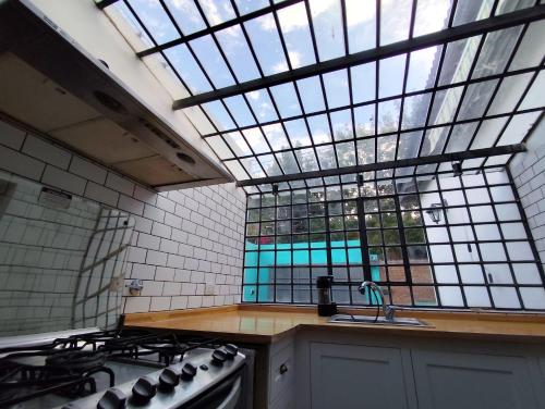a kitchen with a window and a sink and a stove at Cocina Bajo las Estrellas in Martínez