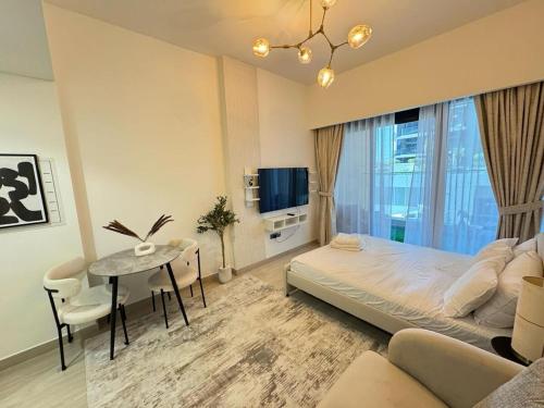 Azizi 26 - Unique Studio for Work and Vacation
