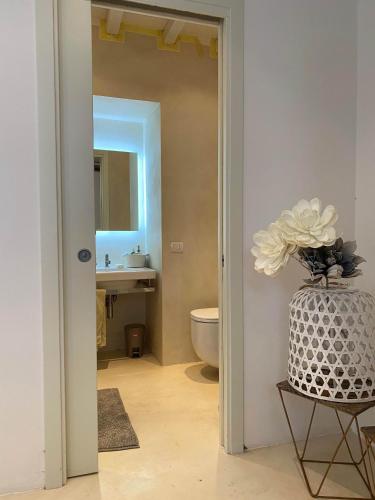 a bathroom with a toilet and a sink at Lago Lounge & Pool in Stresa