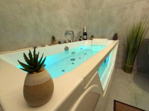 Romantic Suite with Private Jacuzzi & Free Parking