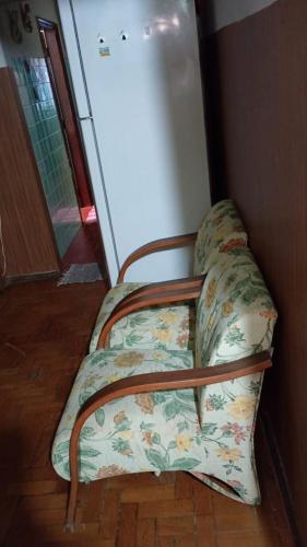a bed in the corner of a room at Pausada Regis in Lavras