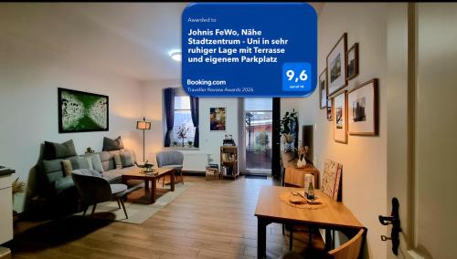 ein Wohnzimmer mit Sofa und Tisch in der Unterkunft Johnis FeWo, Nähe Stadtzentrum - Uni in sehr ruhiger Lage mit Terrasse und eigenem Parkplatz in Cottbus